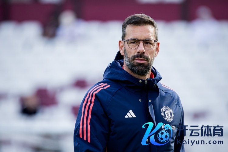 记者:现在看起来范尼留在曼联的可能性越来越小